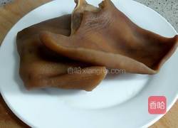 凉拌猪耳朵的做法图解1