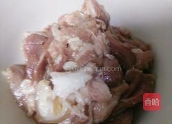 甘蓝菜炒肉的做法图解1