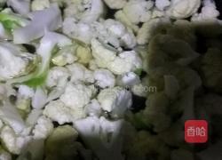 椰菜花炒肉的做法图解1