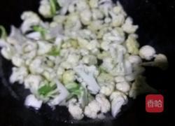 椰菜花炒肉的做法图解2