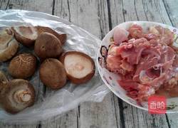 香菇炖鸡腿的做法图解2