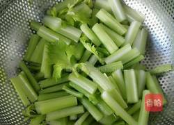 芹菜炒肉的做法图解1