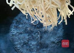 蒜蓉辣酱面条的做法图解3