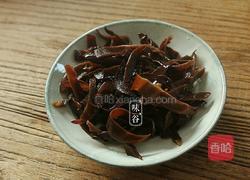 凉拌木耳皮蛋的做法图解2