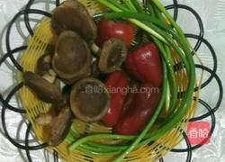 微辣红椒香菇蒜苔的做法图解1