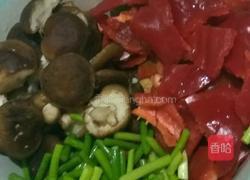 微辣红椒香菇蒜苔的做法图解2