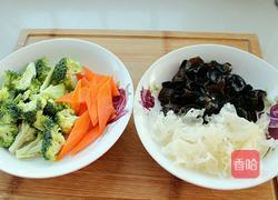 炝拌双耳西蓝花的做法图解1