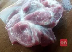 Illustration of how to make dumpling filling with leek and meat filling 1