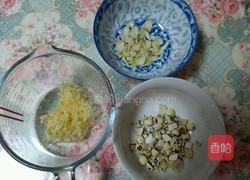 冰糖莲子银耳羹的做法图解1