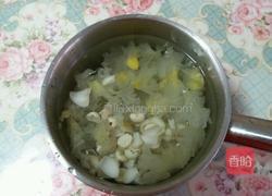 冰糖莲子银耳羹的做法图解2
