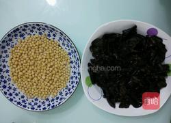 小黄豆炖猪脚肉骨头的做法图解2