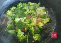 西兰花拌木耳的做法图解4