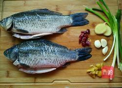 黄豆炖鲫鱼的做法图解1