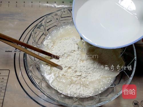 先来揉面。300g面粉加入容器里，倒入清水。清水材料中给出的是200g，这里加的时候最后预留一点，因为不同面粉吸水性会有差异。