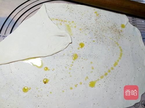 滴一些油，分别提起每个角在中间均匀地抹上油。如图！