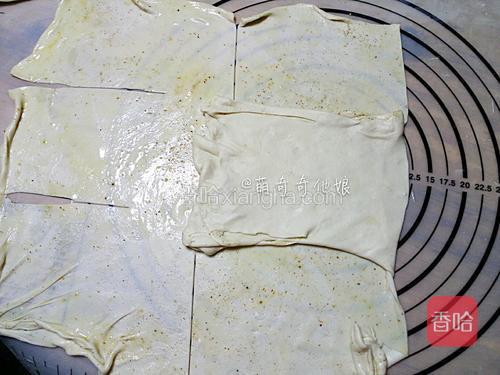 再翻折到中间，如图，重复上面步骤17、18继续折叠。
