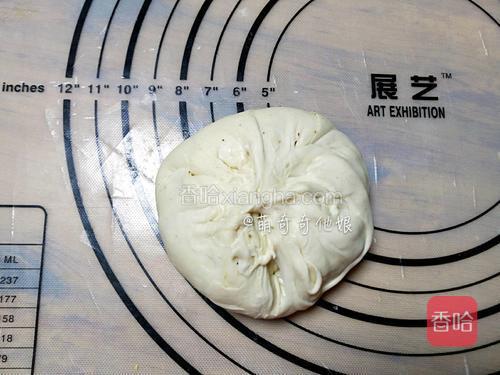 四角提起捏到一起成圆形，像包子一样。
