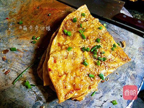 外面吃的酱香饼都是装纸袋然后用牙签插着吃的，所以我们也这样吧，原样复制过来。<br/>先切个十字成三角形，再切个十字成方块。