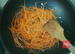 胡萝卜炒鸡胸肉的做法图解3