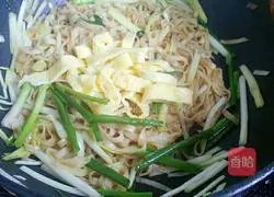 Soy Sauce Royal Chow Mein Recipe Illustration 9