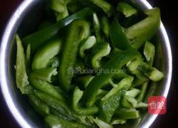 青椒炒腊肠的做法图解1