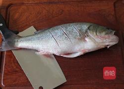 黄豆酱豉油蒸鲈鱼的做法图解4