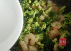 西蓝花炒虾仁的做法图解9
