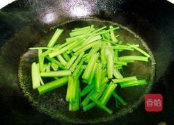 芹菜炖粉条的做法图解1