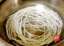 芹菜炖粉条的做法图解2