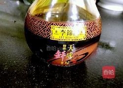 猪肉皮炒辣椒的做法图解1