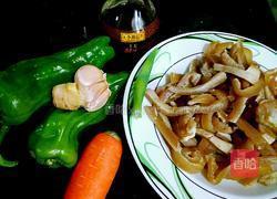 猪肉皮炒辣椒的做法图解2