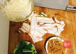 蒜苗腊肉炒土豆丝的做法图解1