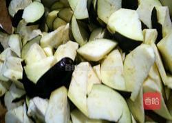 黄豆酱焖茄子的做法图解1
