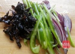 凉拌葱头木耳的做法图解2
