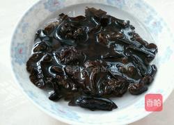 五花肉炒木耳的做法图解3
