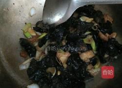五花肉炒木耳的做法图解7