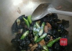 五花肉炒木耳的做法图解8