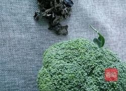 凉拌西兰花黑木耳的做法图解2