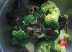 凉拌西兰花黑木耳的做法图解7