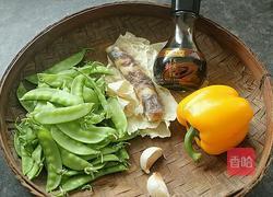 荷兰豆炒腊肠的做法图解1