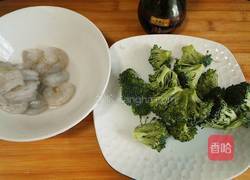 西兰花炒虾仁的做法图解1