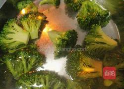 西兰花炒虾仁的做法图解4