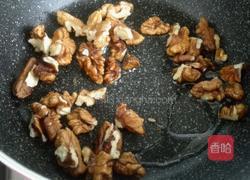芹菜炒核桃仁的做法图解3
