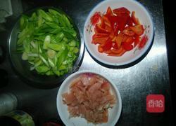 蒜苗炒鸡胸肉的做法图解2