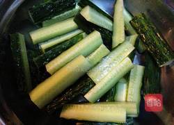 糖醋黄瓜条的做法图解1