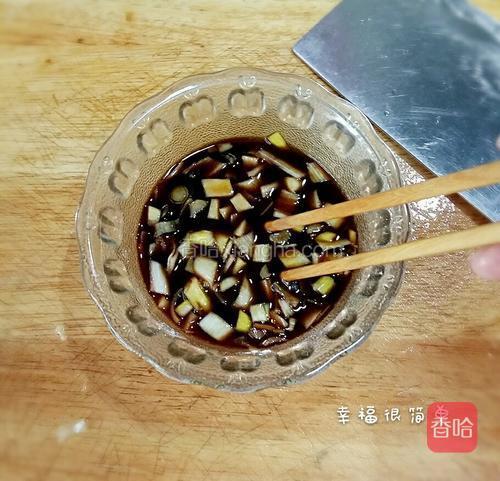 取一个小碗调汤汁，放适量的盐，糖，鸡精生抽，香醋，玉米淀粉。大葱切成指甲盖片，一起放入，搅拌均匀。