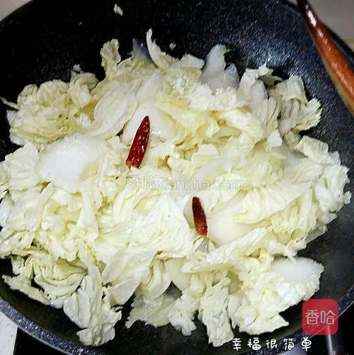 然后再倒入菜叶一起煸炒。