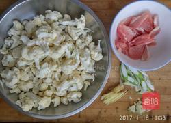 菜花炒肉的做法图解1