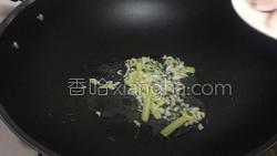 放入五花肉翻炒至变色