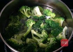 蚝油银耳西兰花的做法图解2